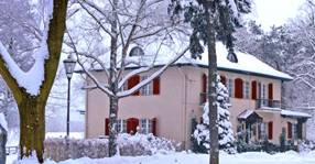 Ein Bild, das Haus, Geb�ude, drau�en, Baum enth�lt.

KI-generierte Inhalte k�nnen fehlerhaft sein.